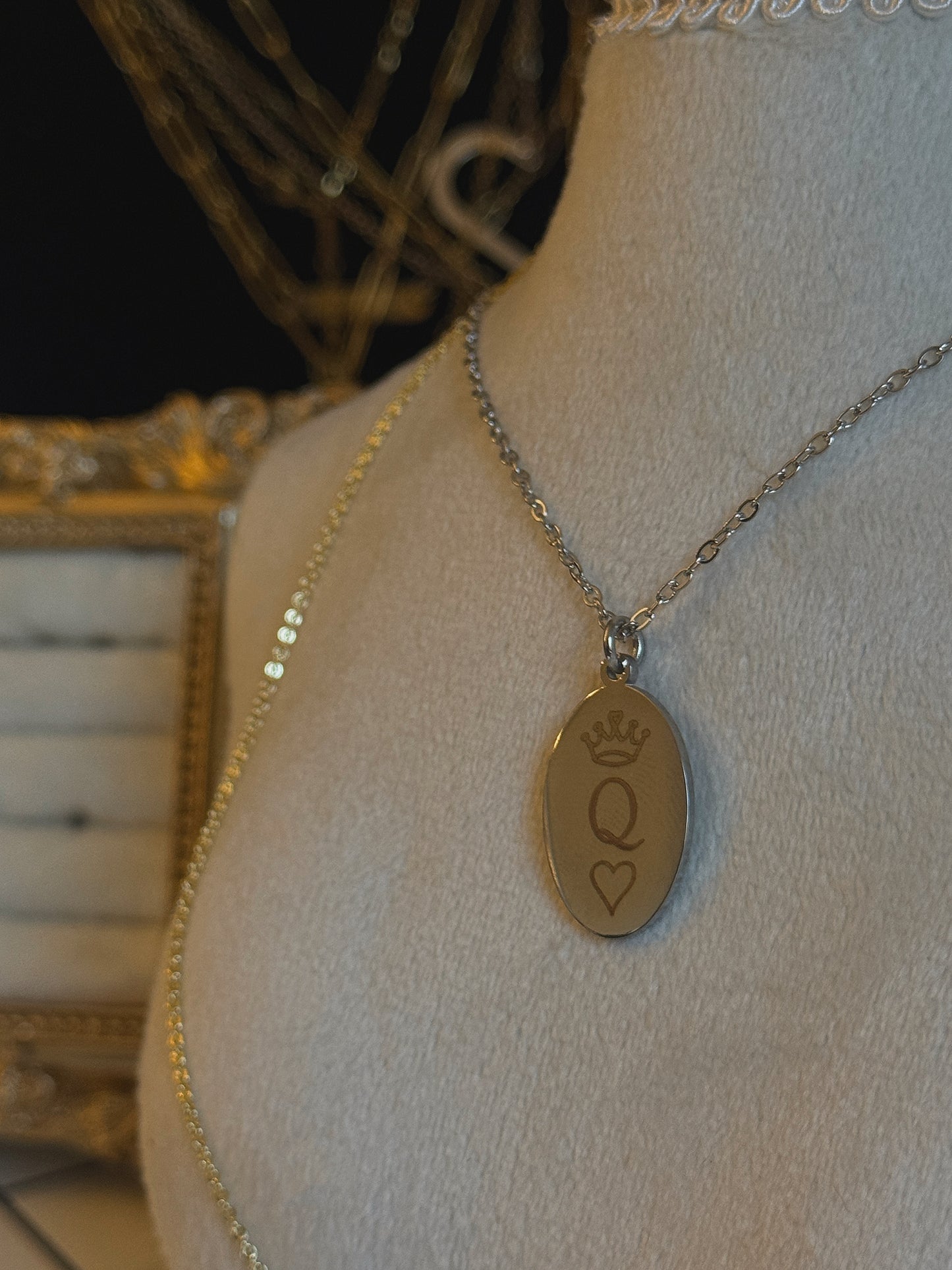 QUEEN necklace