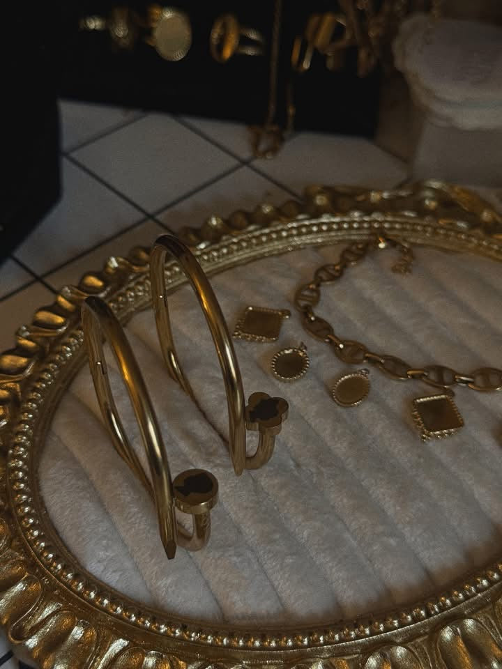 Silhouette nail bangle